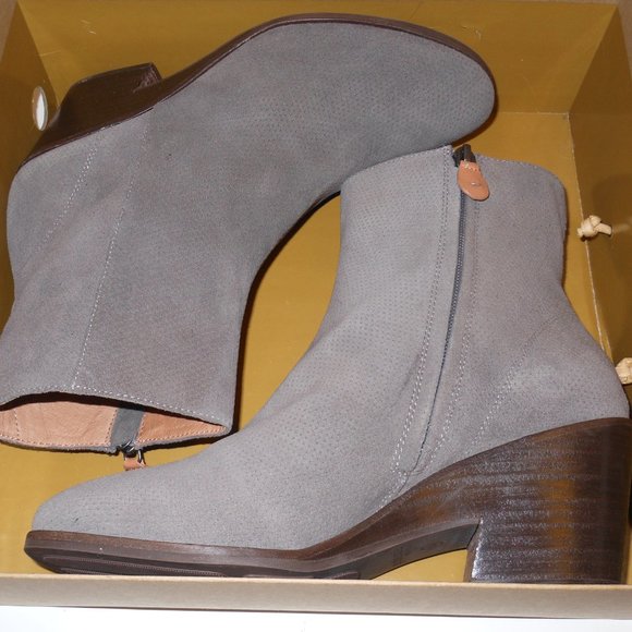 KENNETH COLE GENTLE SOUL GENUINE SUEDE ANKLE BOOTS SIZE 9.5 - Picture 2 of 11